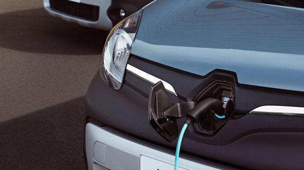 elektrische wagen laadt op