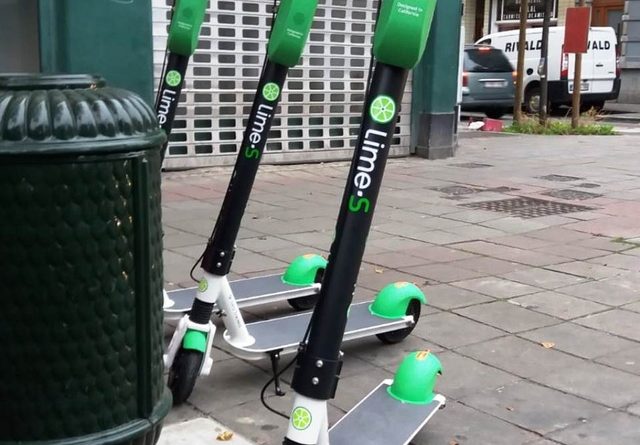 een elektrische deelstep van Lime in Brussel