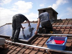 zonnepanelen worden geplaatst