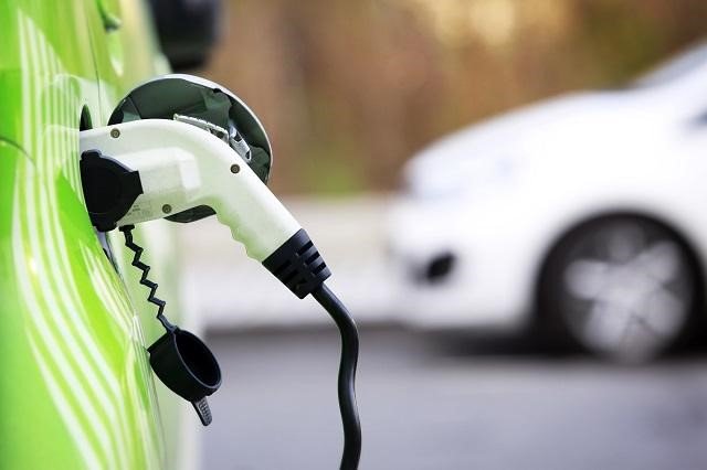 een ladende elektrische wagen