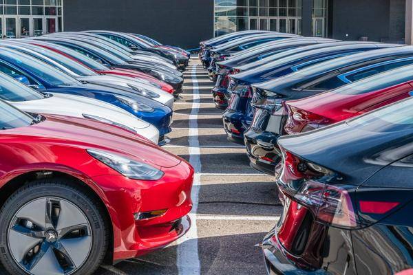 Wereldwijde verkoop elektrische wagens daalt