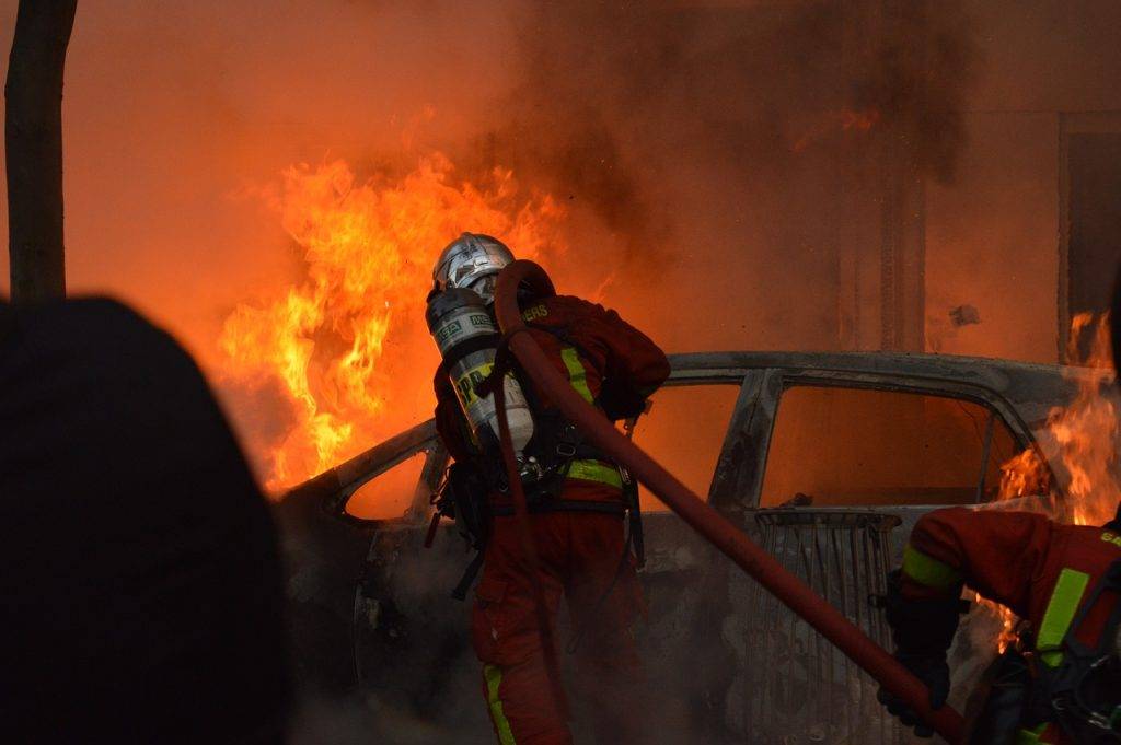 Een elektrische wagen vliegt niet sneller in brand!