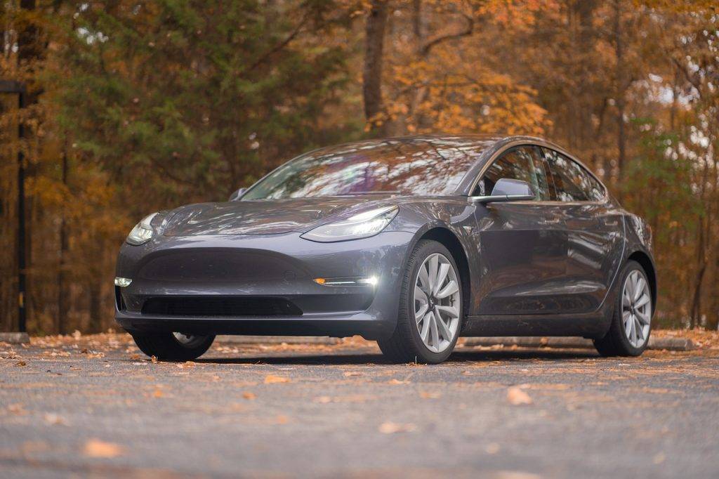 Tesla ziet verkoop in Europa fors dalen door concurrentie en controverse